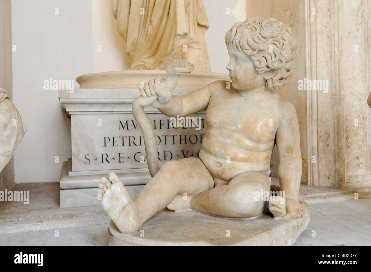 Petit enfant avec snake en main, la sculpture, les musées du Capitole, Rome, Italie, Europe Banque D'Images