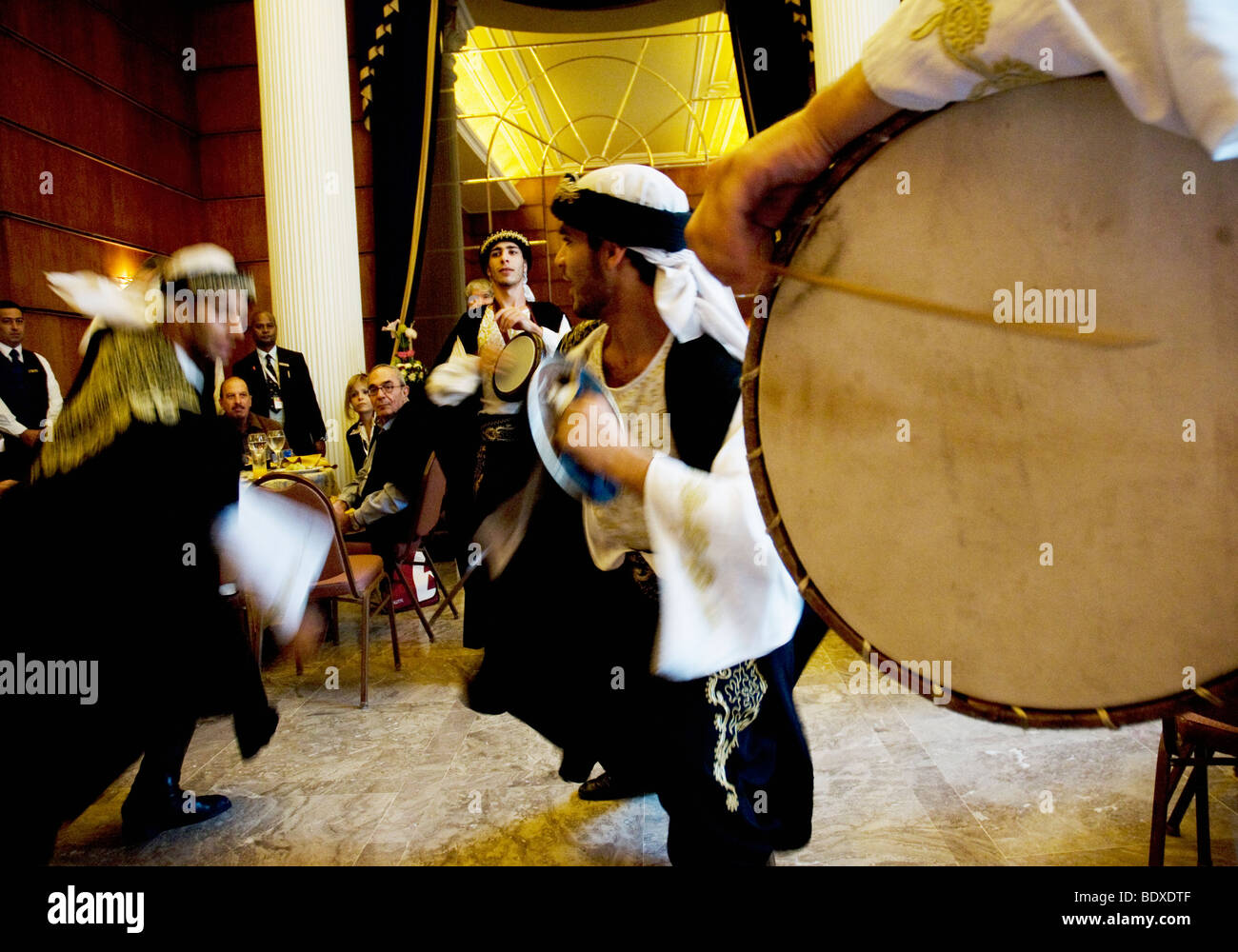 Danse libanaise traditionnelle Banque de photographies et d'images à haute  résolution - Alamy