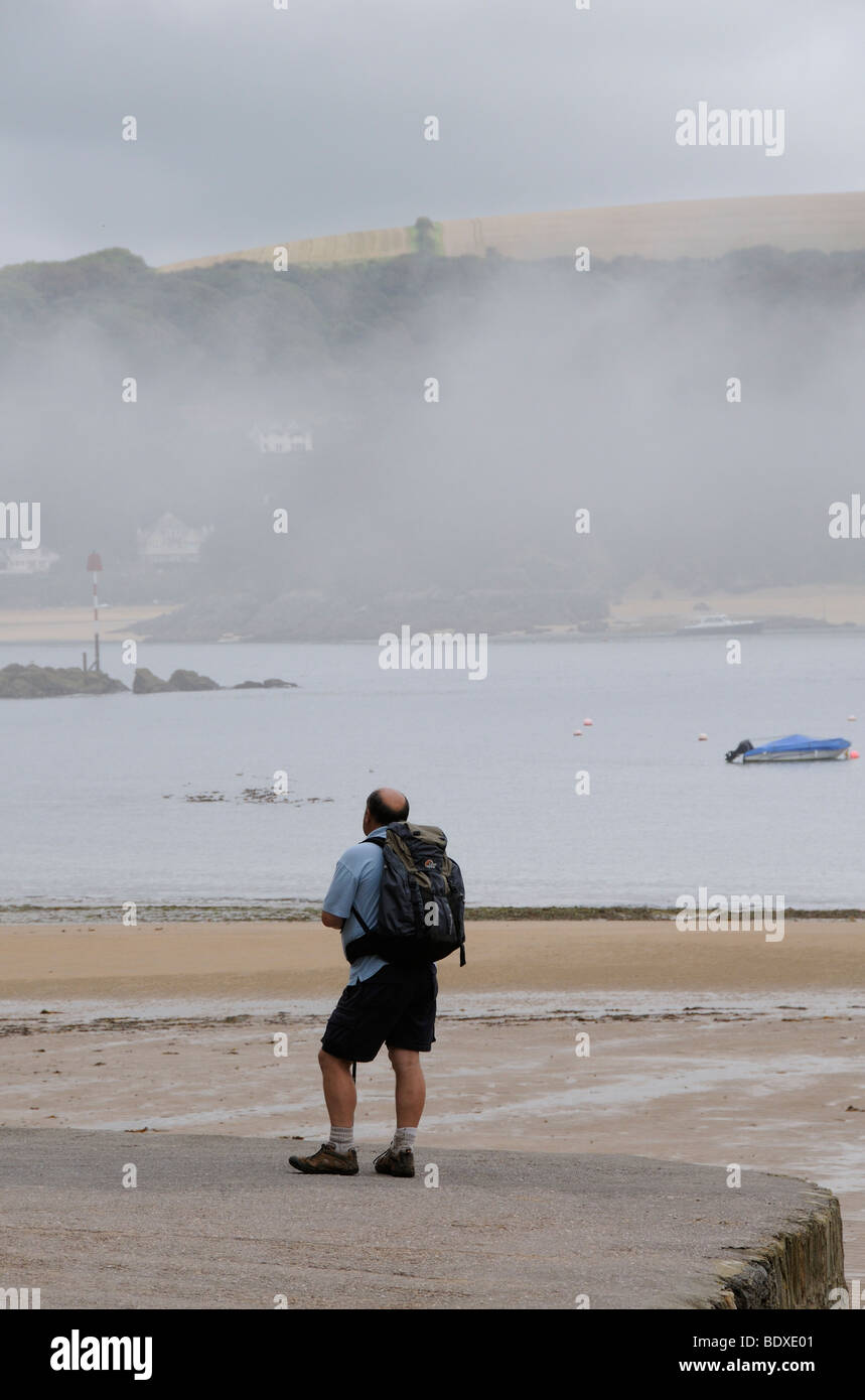 Sea mist le long de la collecte de l'estuaire de Salcombe Devon, Angleterre du Sud vu par un randonneur à l'exploitation des sables bitumineux Banque D'Images