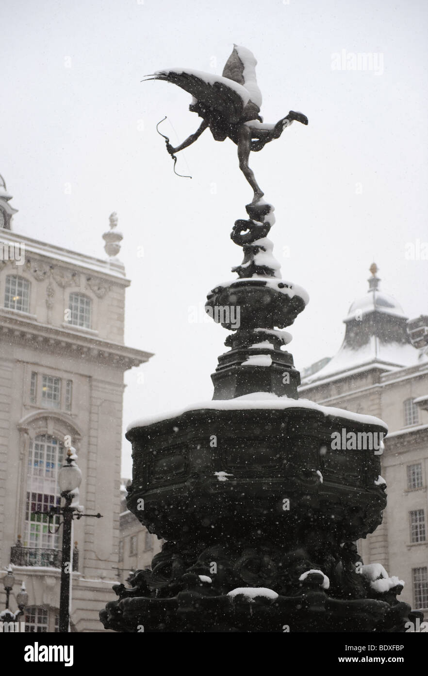 Statue d'Eros, Piccadiily Circus, Londres, dans la neige. Banque D'Images