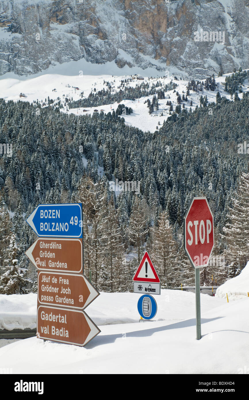 La signalisation routière sur une route de montagne en face de Sassolungo mountain, Val Gardena, Dolomites, Tyrol du Sud, Italie, Trentin-Haut-Adige Banque D'Images