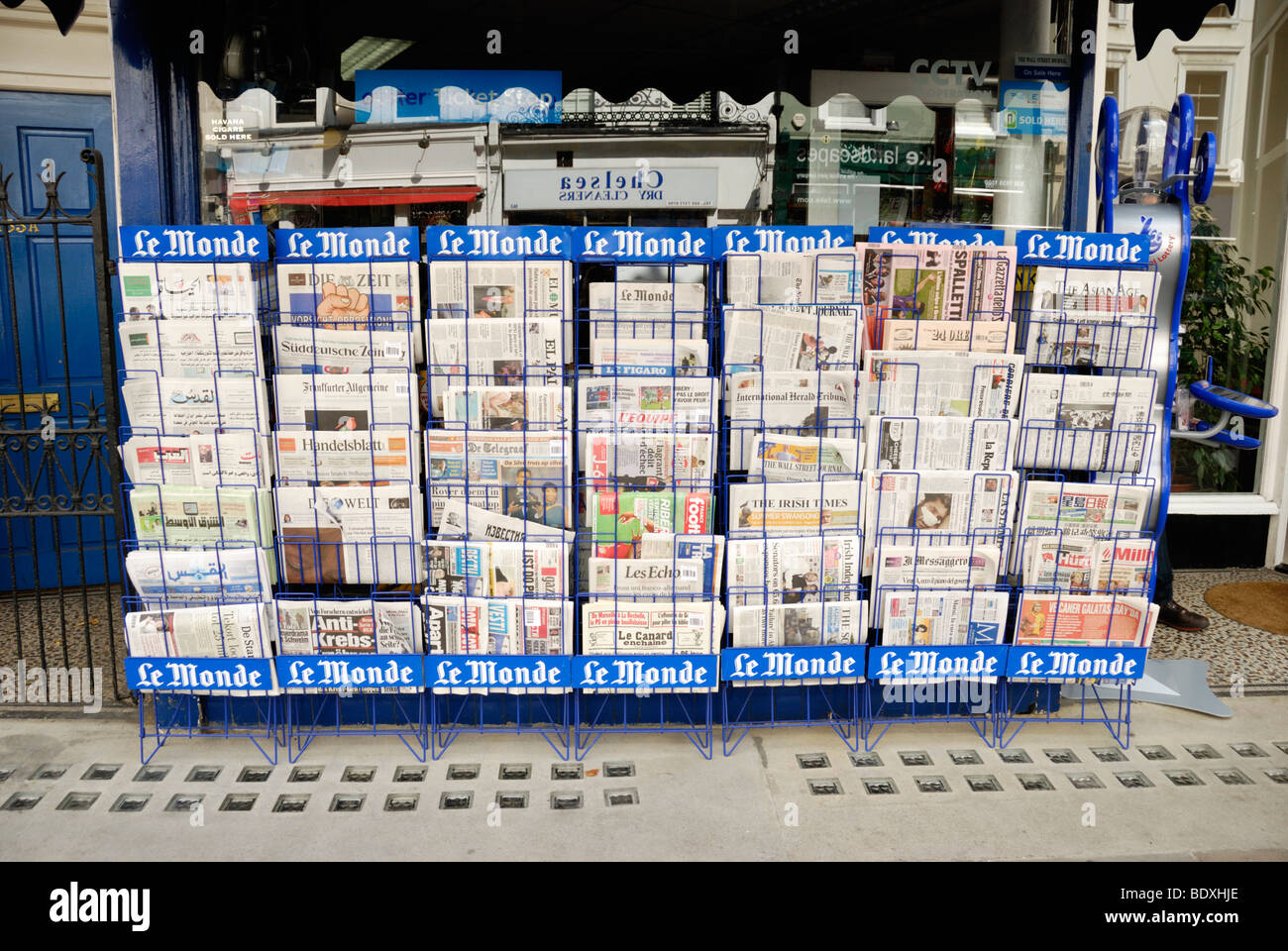 Les journaux européens sur un stand à l'extérieur de Londres marchand Banque D'Images