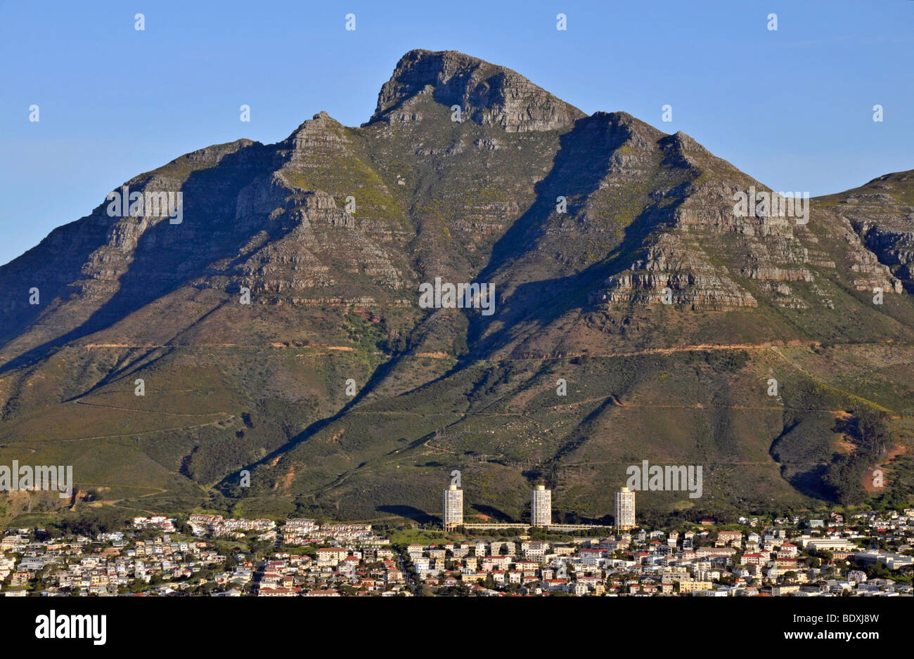 Vue de Signal Hill à Cape Town sur maisons d'habitation, le Devil's Peak à l'arrière, Afrique du Sud, l'Afrique Banque D'Images
