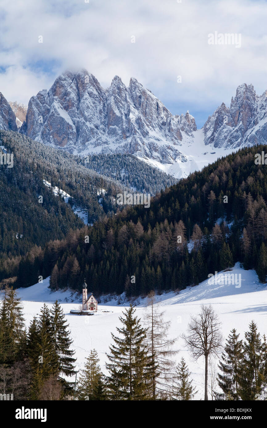 L'église St Johann à Saintes en Villnoss, Val di Funes, Dolomites, Trentino-Alto Adige, Tyrol du Sud, Italie Banque D'Images