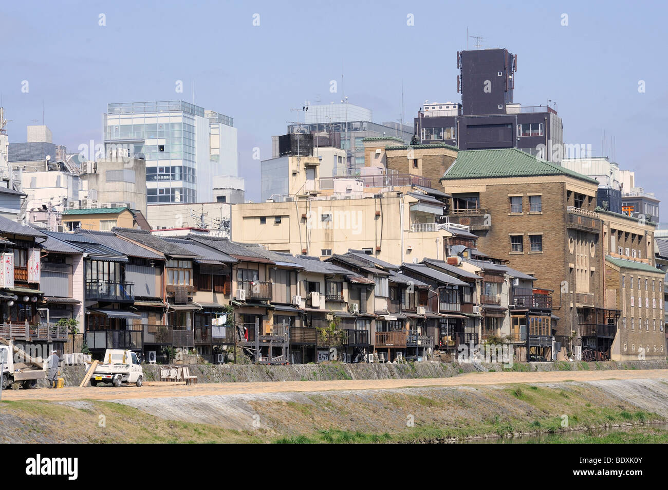 Maisons traditionnelles, un quartier de divertissement, et de gratte-ciel dans le centre de Kyoto sur la rivière Kamo, le Japon, l'Asie Banque D'Images