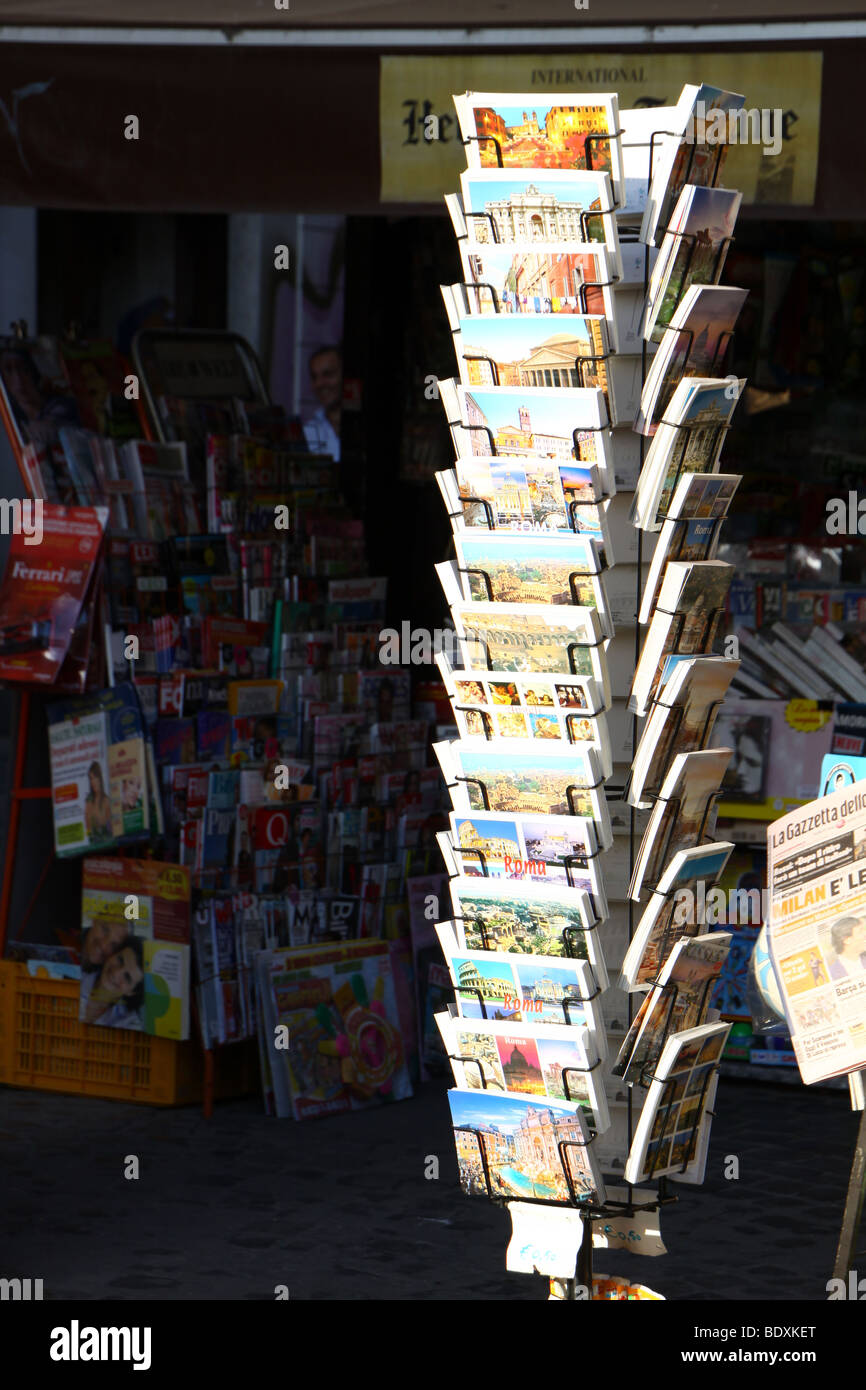 Rack de carte postale à un kiosque à journaux à Rome, Italie. Banque D'Images