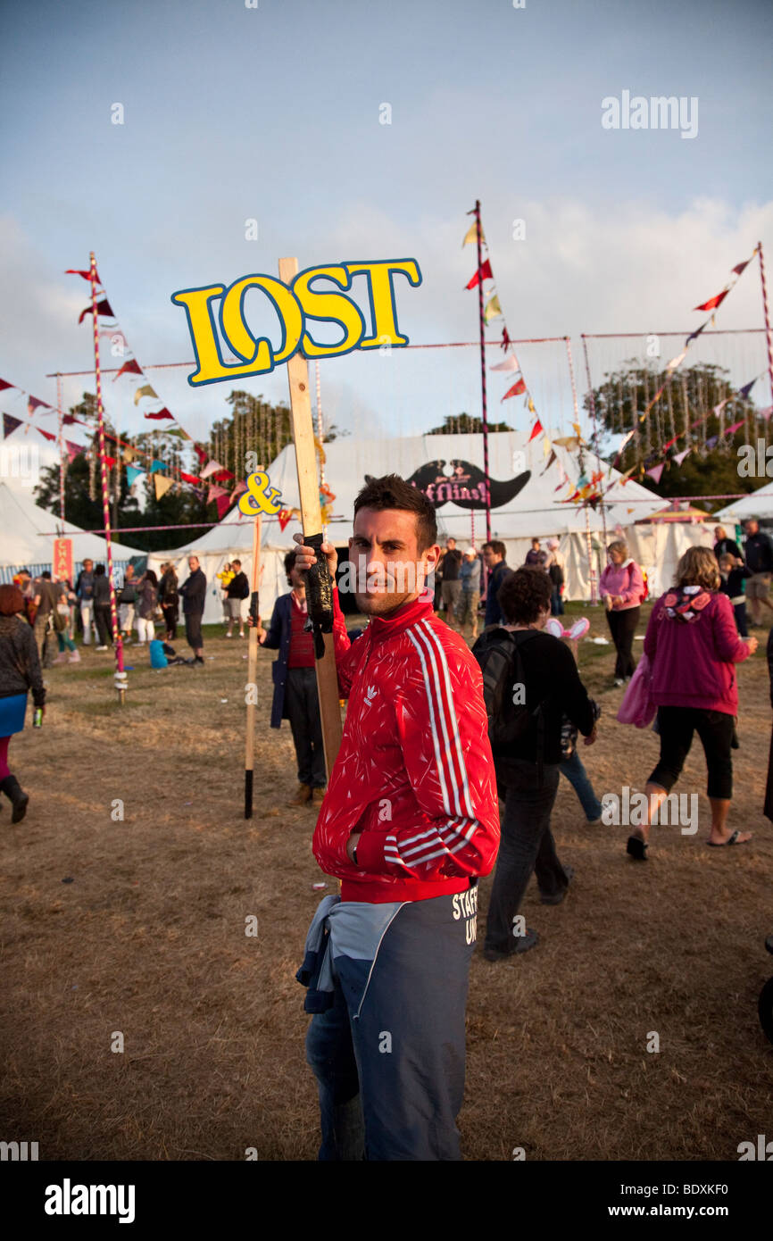 Un homme tenant un signe perdu au Camp Bestival 2009 Lulworth Casle dans Lulworh à, Dorset. Banque D'Images