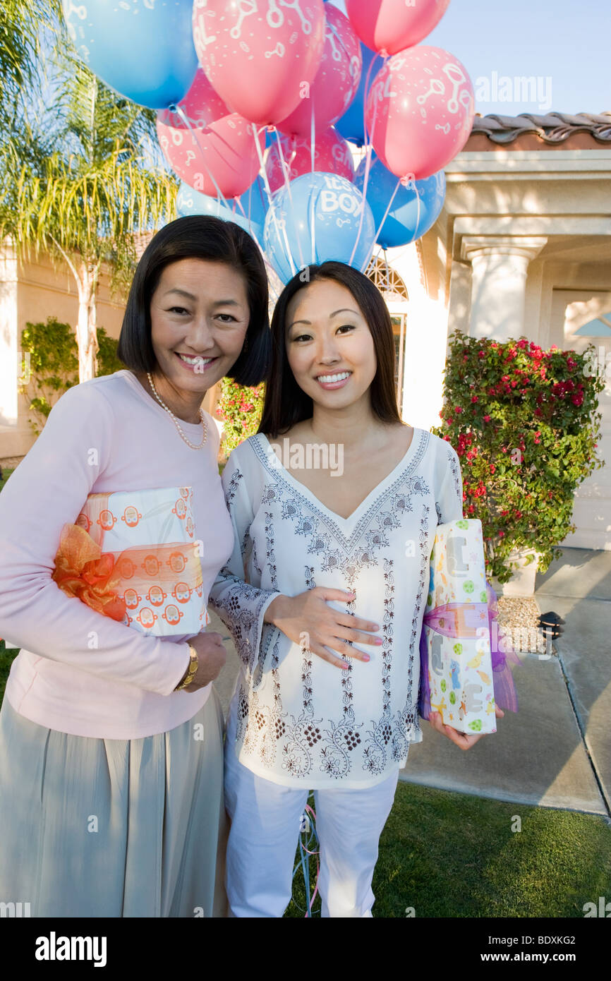 Pregnant Asian Woman avec la mère à une douche de bébé Banque D'Images