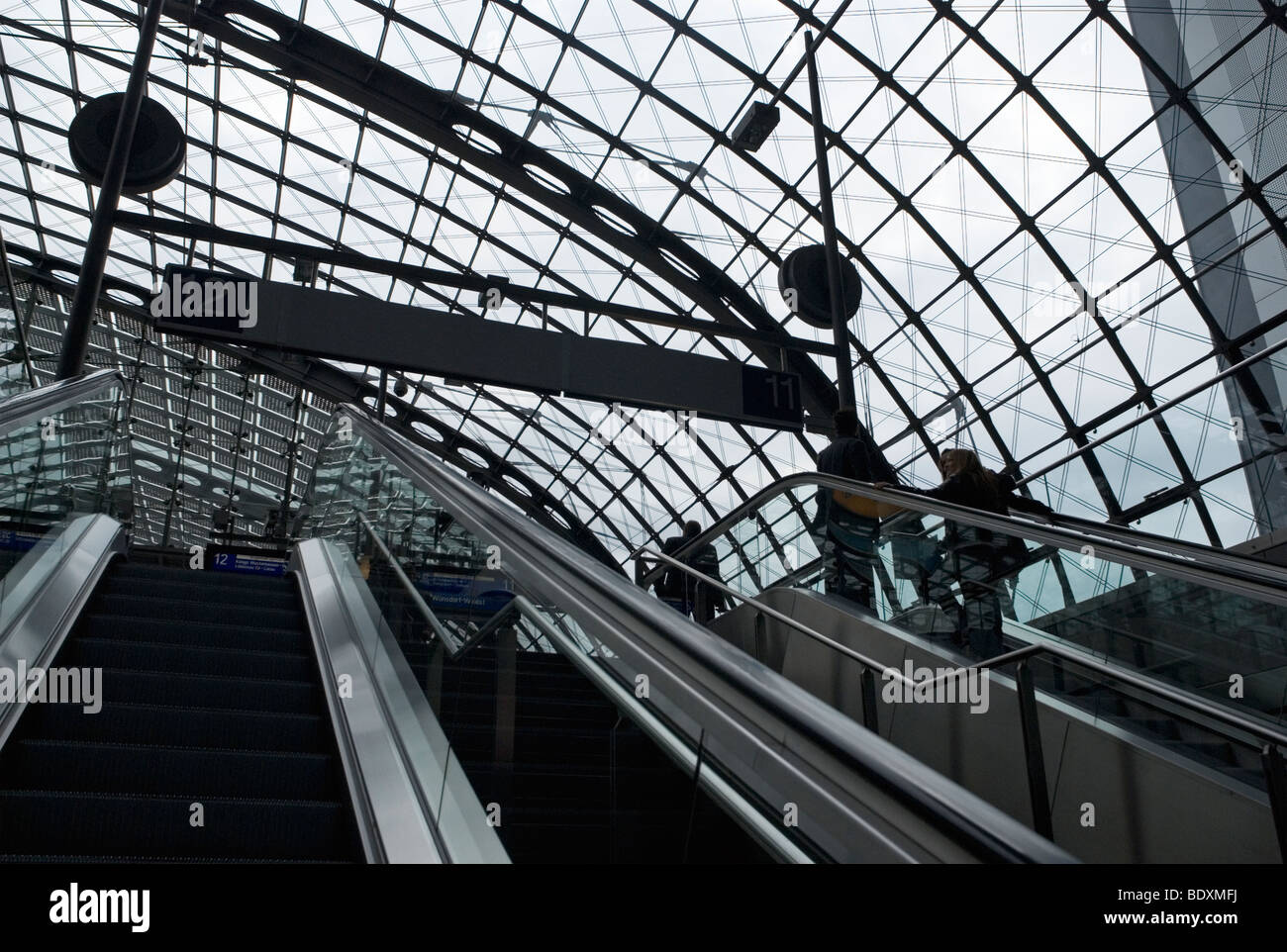 Escaliers mécaniques - Berlin Hauptbahnhof - gare - Berlin - Allemagne Banque D'Images