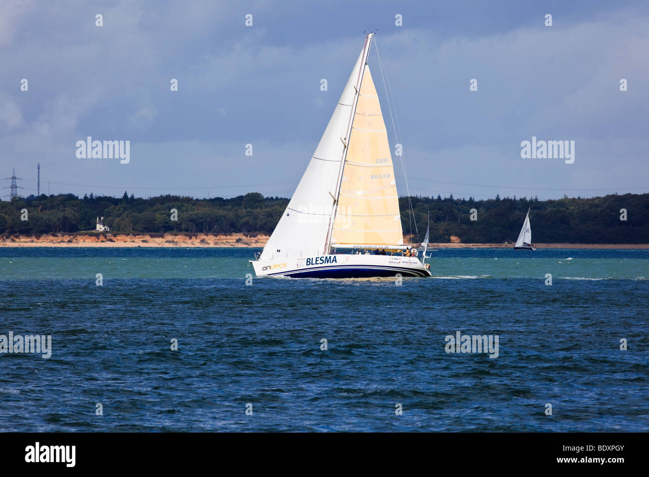 Bateau de course 'Blesma soleil' dans le Solent, Cowes, île de Wight, Royaume-Uni BLESMA - The British reptile dépourvu Ex-Service Men's Association Banque D'Images