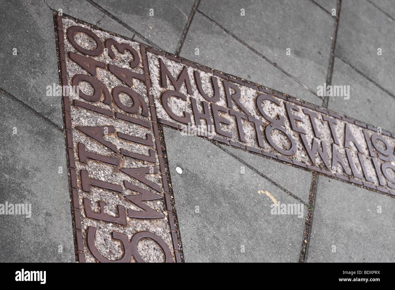 Pologne Varsovie marqueur memorial montrant l'emplacement du mur autour du Ghetto de Varsovie Getto 1940 à 1943 Banque D'Images