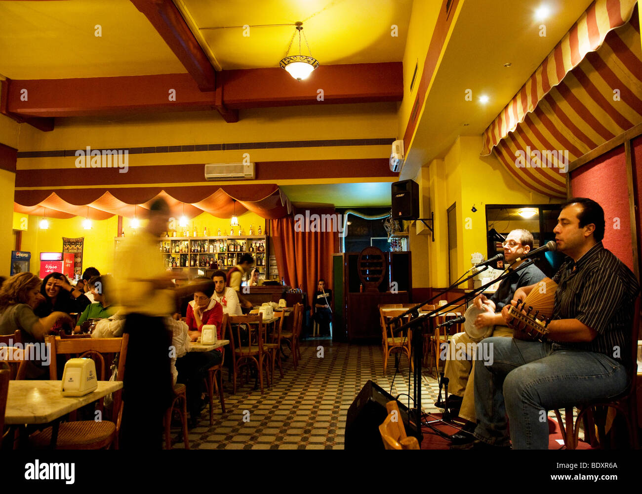 Les clients bénéficiant d'une soirée au Café Gemmayzeh - également connu comme le café en verre - à Beyrouth, Liban Banque D'Images