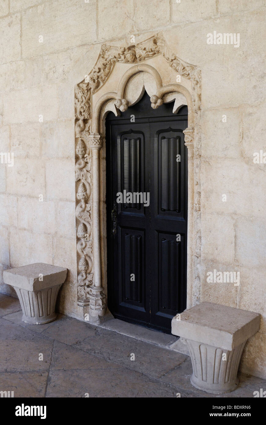 Porte avec cadre en pierre décorés dans le cloître du Monastère des Hiéronymites, le Mosteiro dos Jeronimos, UNESCO World Heritage tr Banque D'Images