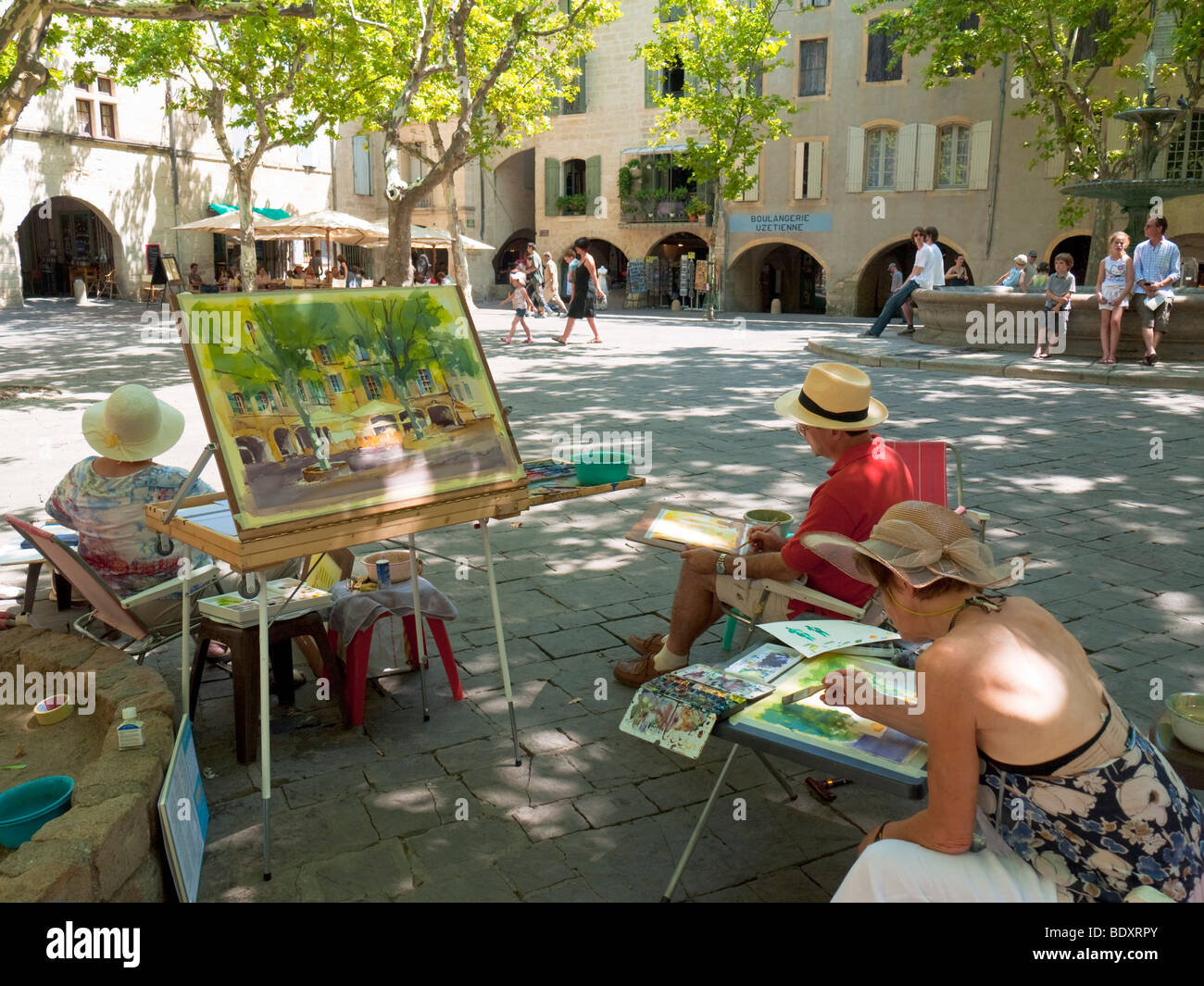 Le travail des peintres amateurs sur la place centrale, Place aux Herbes à Uzès, dans le sud de la France. Banque D'Images