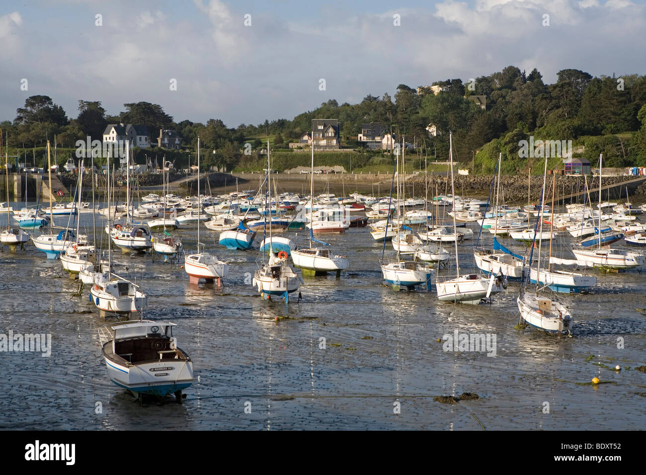 France, Bretagne, Saint-Quay-Portrieux, Vieux port Port d'echouage pendant  la basse marée basse, tideharbor Photo Stock - Alamy