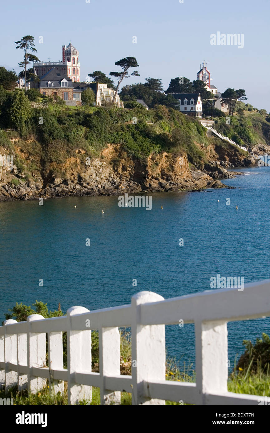 Maison à Vendre à La Comtesse Saint Quay Portrieux Saint-Quay-Portrieux, Promenade à la plage Plage de la Comtesse Photo Stock  - Alamy