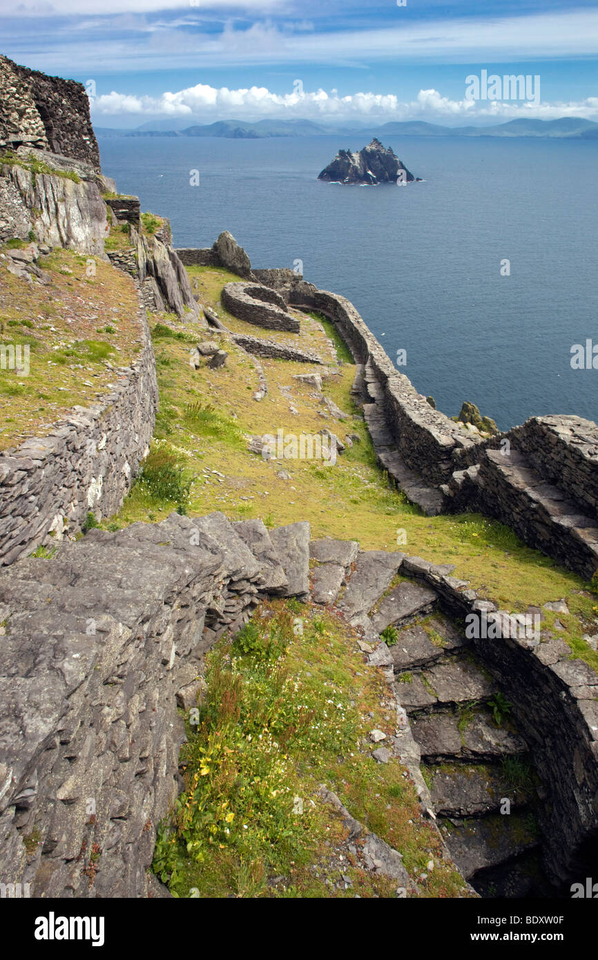 Skellig Michael ; Irlande ; étapes et les ruines de l'ancien monastère ; Kerry au-delà Banque D'Images