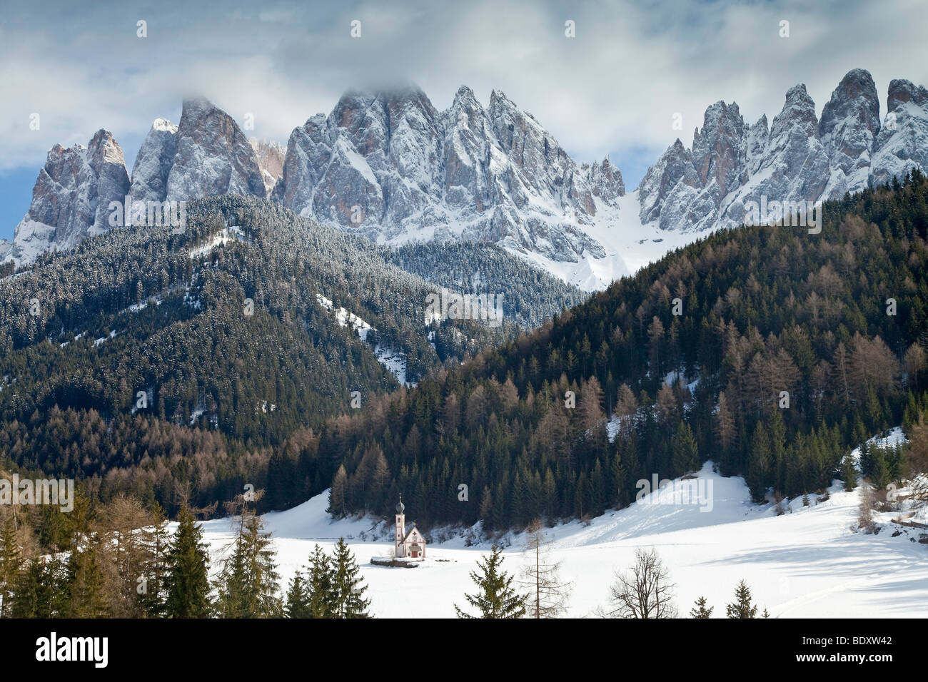 L'église St Johann à Saintes en Villnoss, Val di Funes, Dolomites, Trentino-Alto Adige, Tyrol du Sud, Italie Banque D'Images