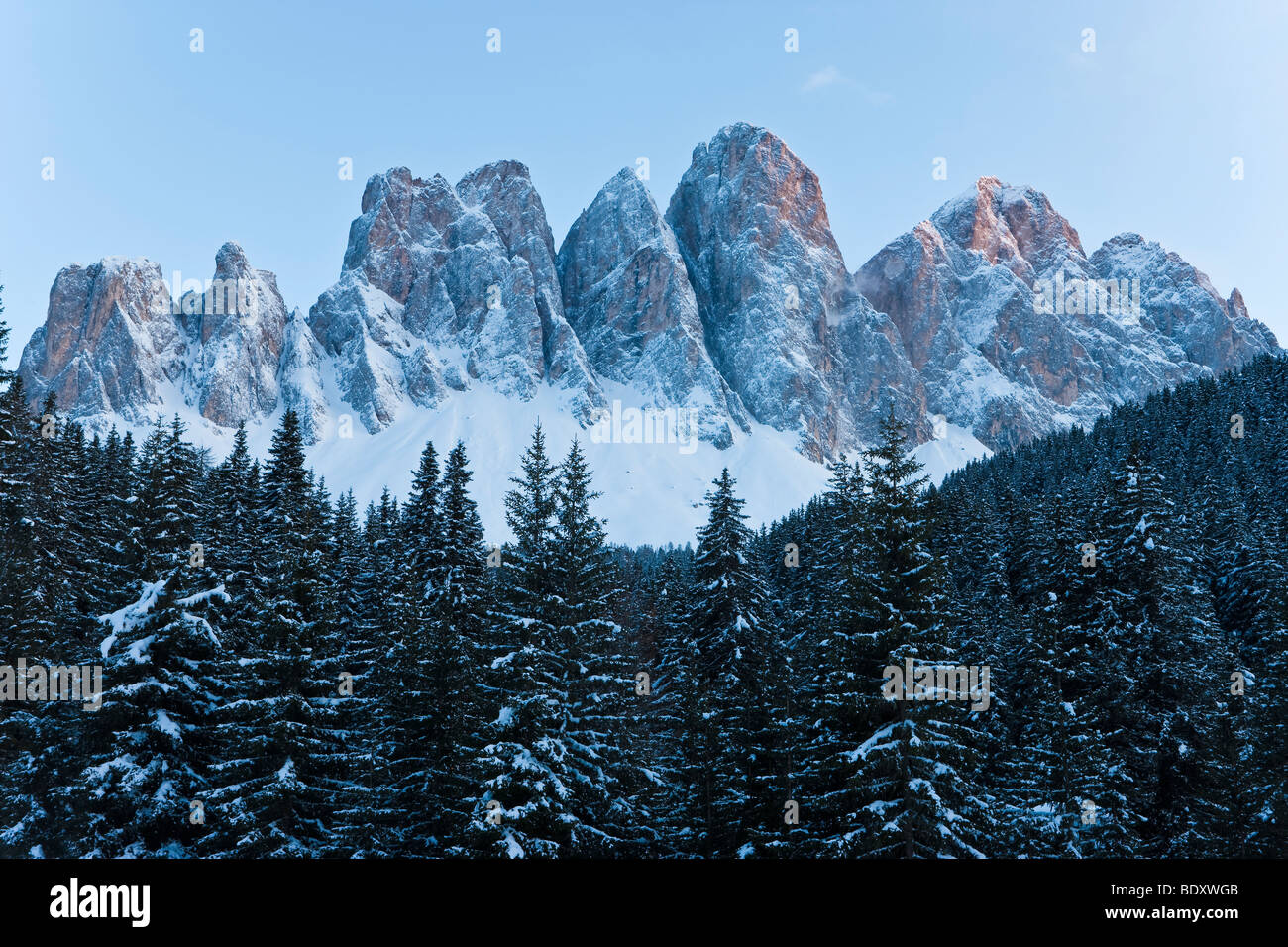 Paysage d'hiver, le Groupe Odle, Val di Funes, montagnes des Dolomites italiennes, Trentin-Haut-Adige, Tyrol du Sud, Italie Banque D'Images