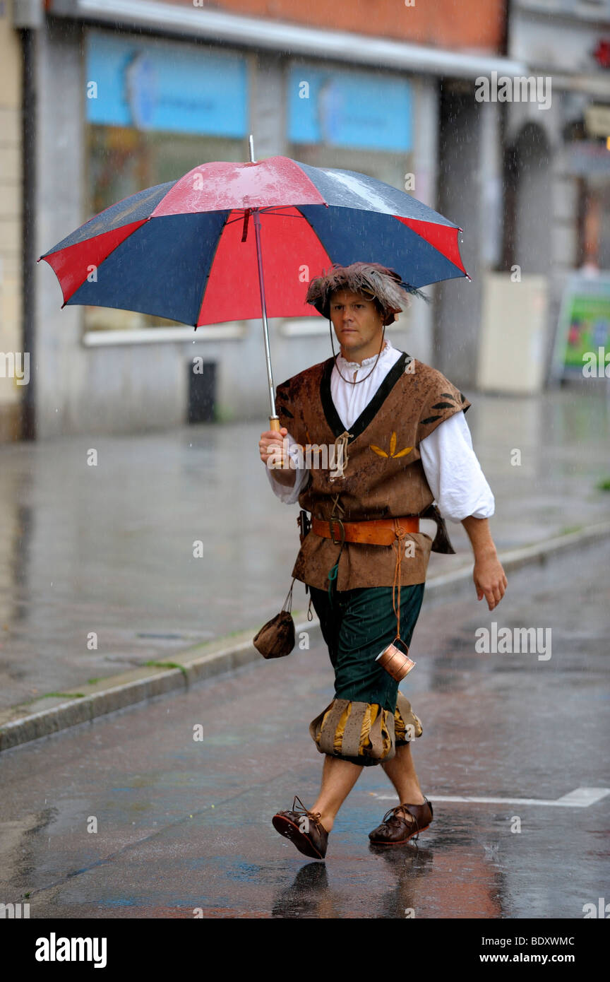 L'homme habillé historiquement avec parapluie Banque D'Images