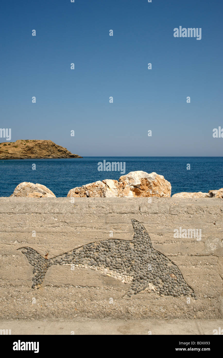 Dolphin stone mosaic sur mur du port Crète Banque D'Images