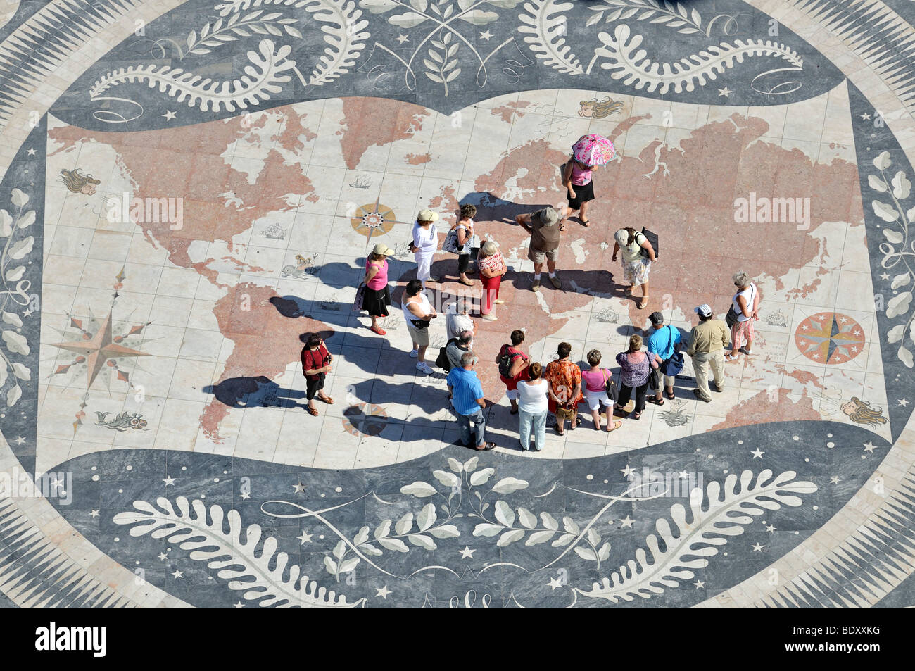 Les touristes sur une carte du monde géante au pied du Monument des Découvertes, Padrao dos Descobrimentos, Belém, Lisbonne, Portugal Banque D'Images
