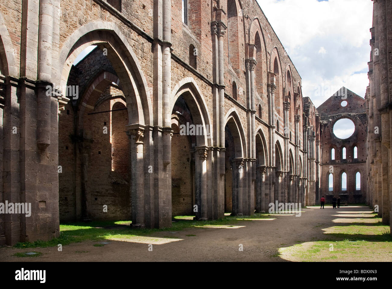 San Galgano abbaye fondée au 12ème siècle par des moines Cisterciens Français près de Sienne, maintenant avec le toit a cédé. Banque D'Images