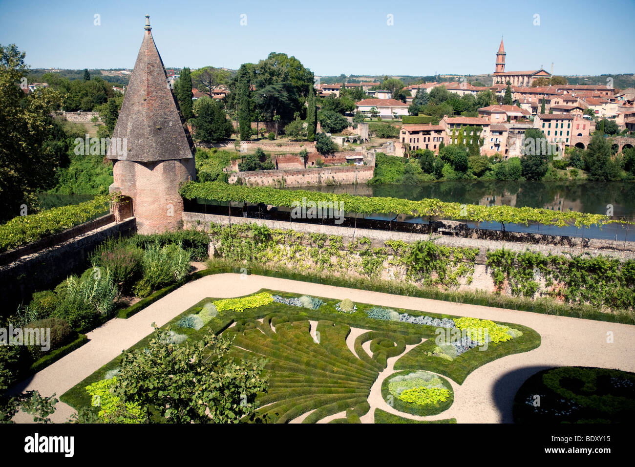 Un jardin de style parterre formelle sépare les tours d'Albi, musée Toulouse-Lautrec du Tarn ci-dessous Banque D'Images