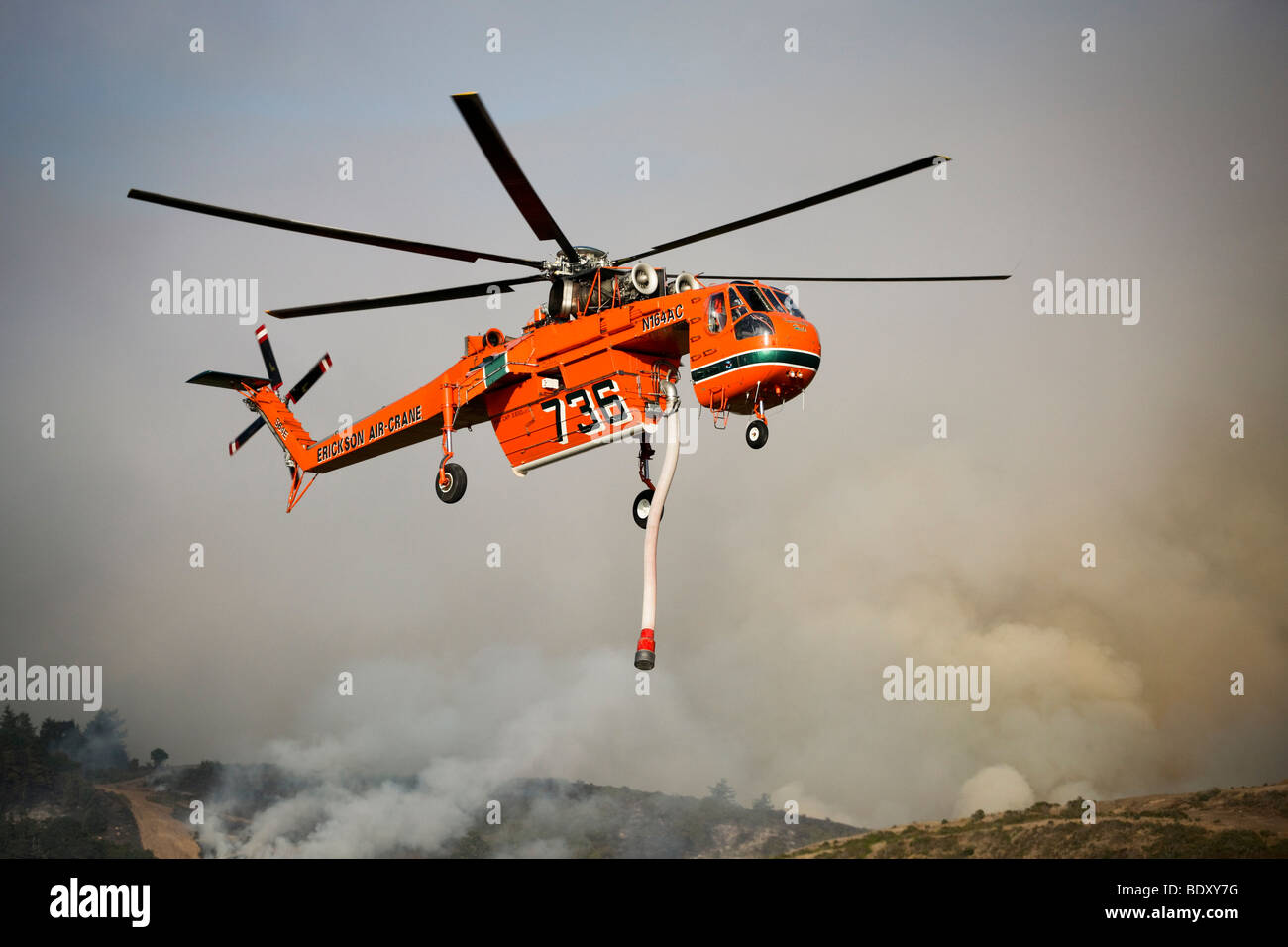 Ministère des Forêts de la Californie un camion-citerne à eau ('hélicoptère air crane') l'incendie. Lockheed Banque D'Images