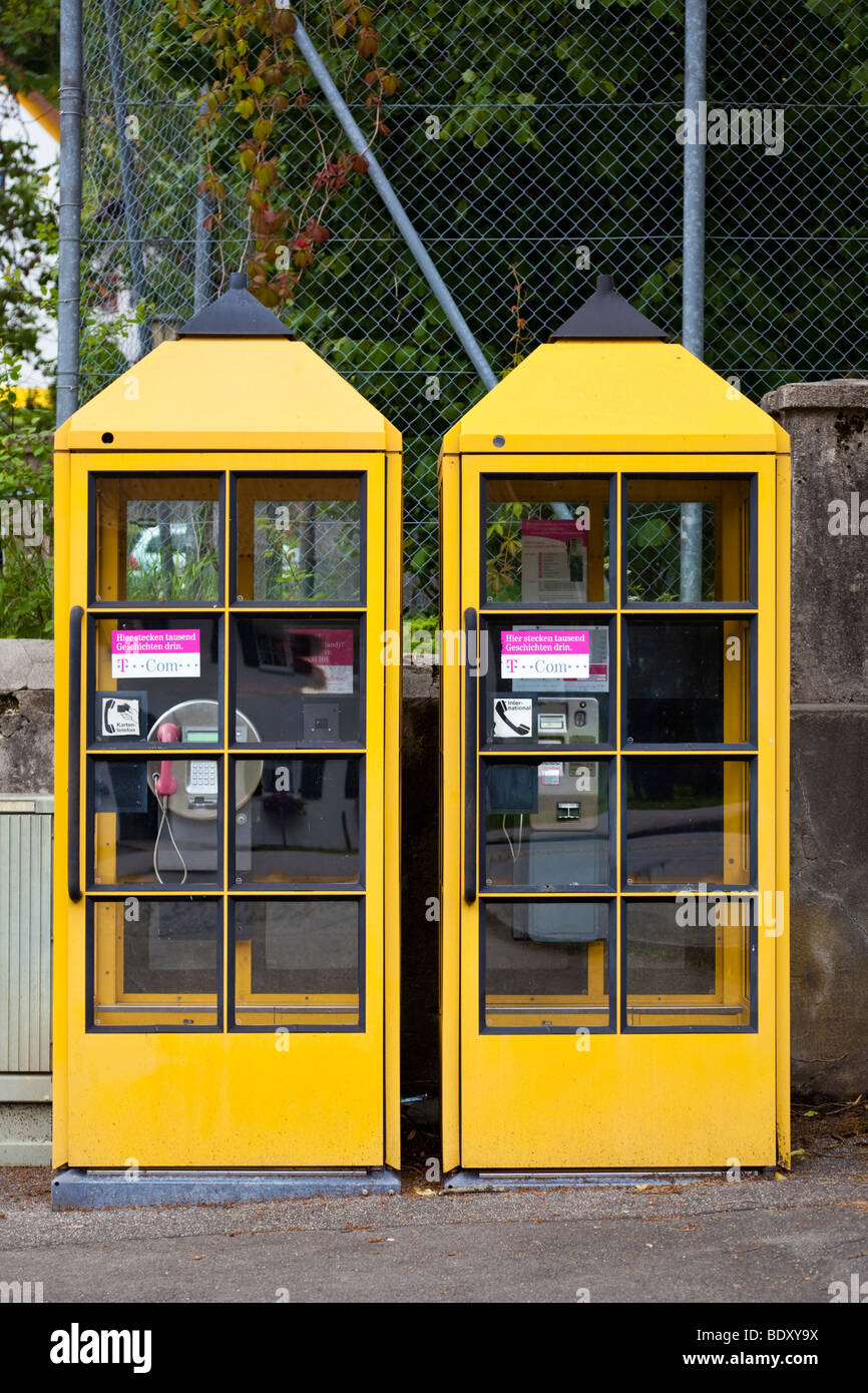 Deux boîtes jaunes des kiosques Europe Allemagne Banque D'Images