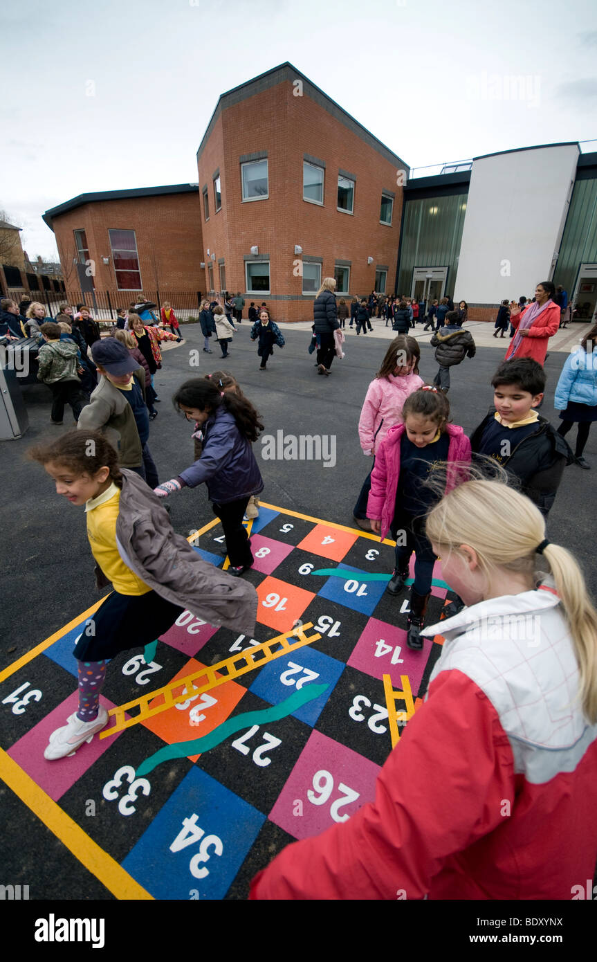 Les enfants de l'école jouant Banque D'Images
