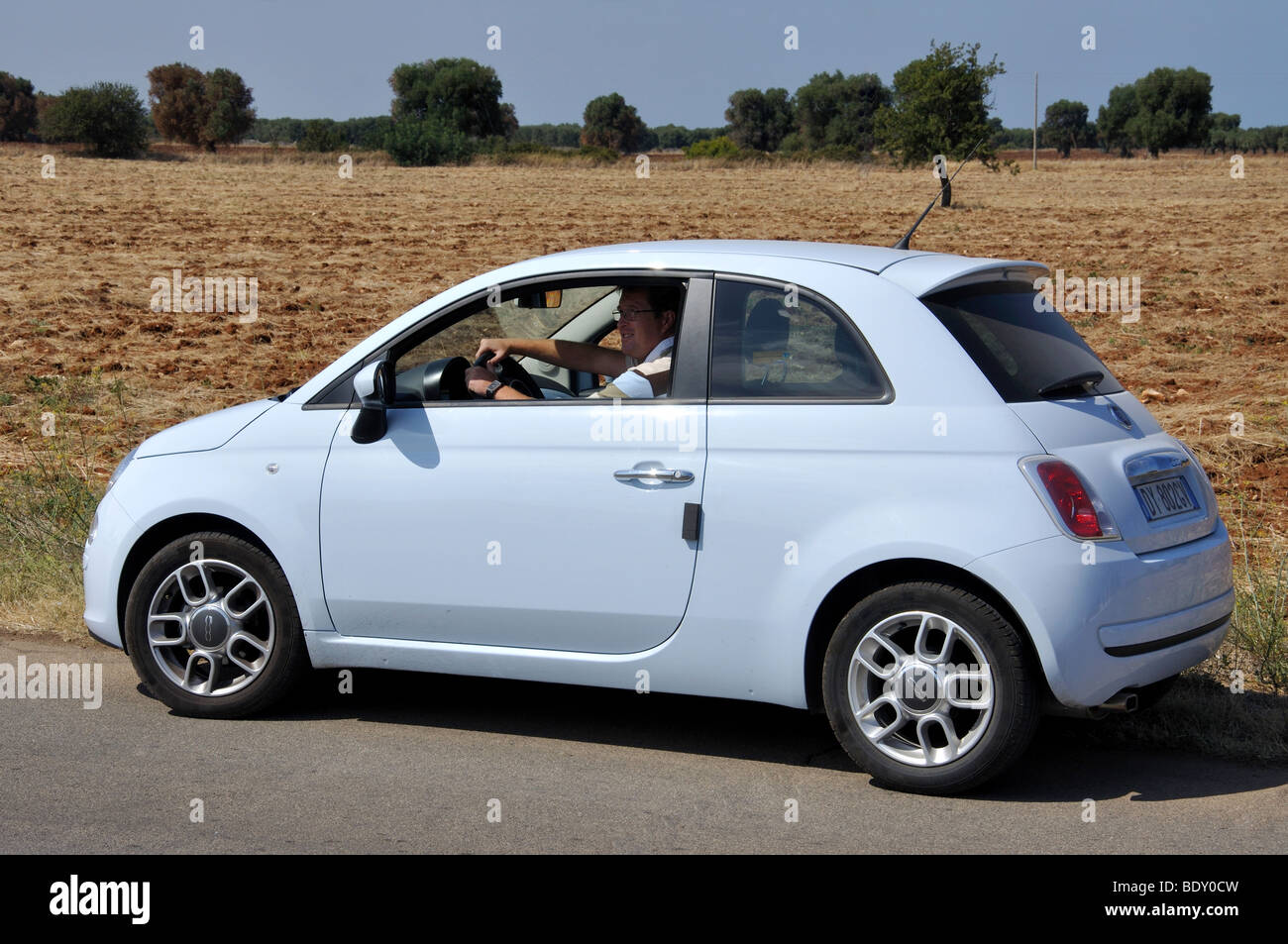 Homme conduisant la location-voiture sur route, Province de Bari, Pouilles, Italie Banque D'Images