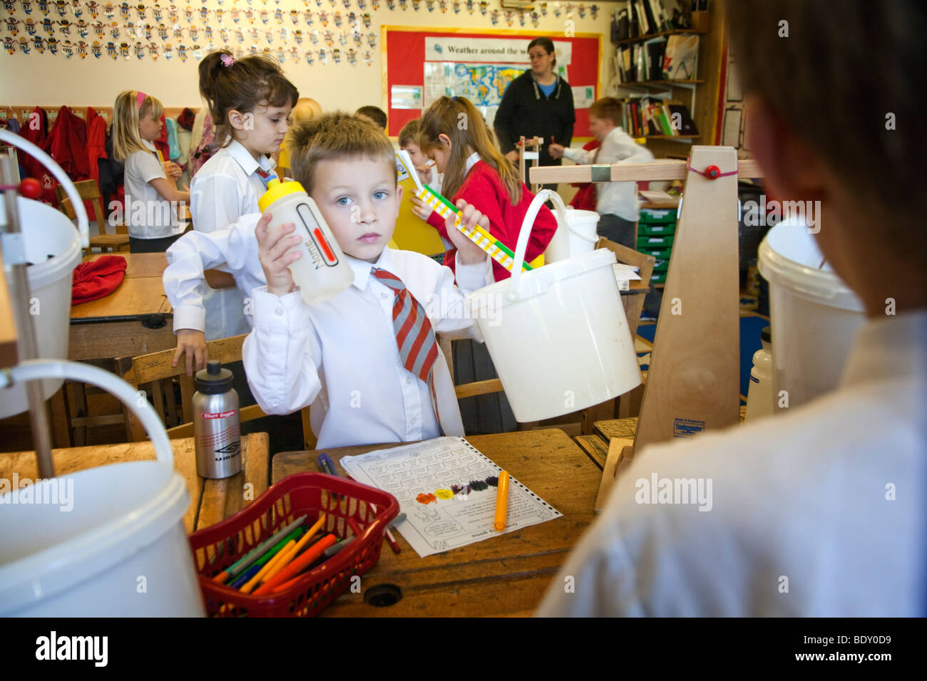 Les enfants dans une école primaire du Royaume-Uni de faire une expérience scientifique Banque D'Images