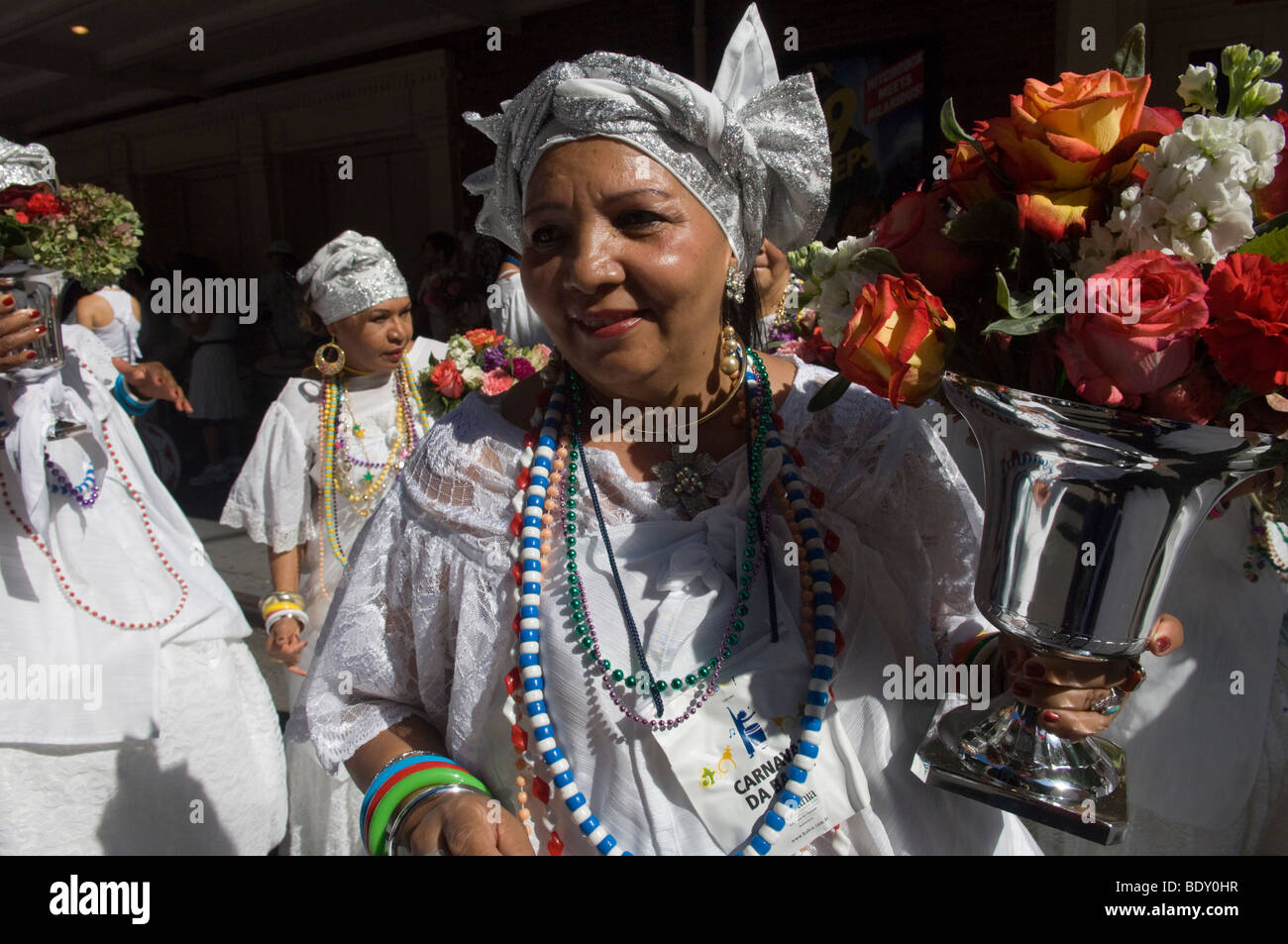 Danseurs brésiliens et des artistes inscrivez-vous dans la Rua da Lavagem (46 Nettoyage de la 46e Rue) procession à New York Banque D'Images