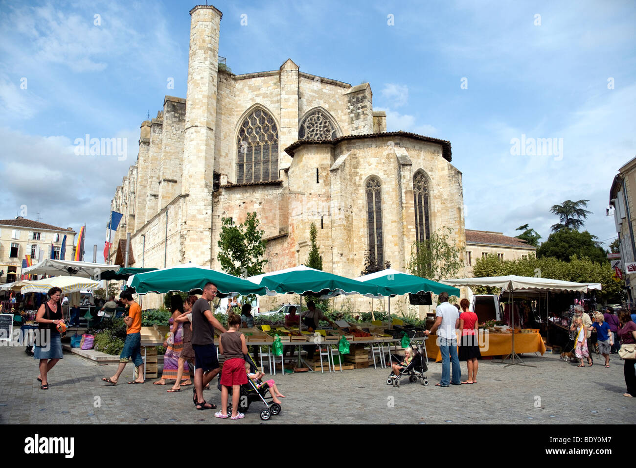 Jour de marché dans le Gers ville Cathédrale de Condom dans le sud-ouest de la France Banque D'Images