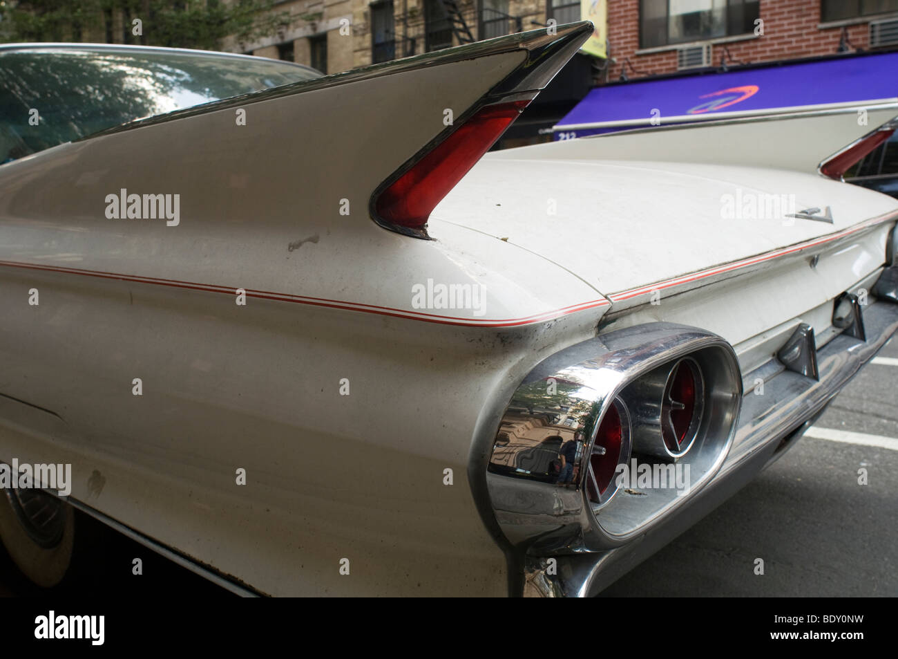 Un General Motors Cadillac dans l'East Village à New York, le samedi 5 septembre 2009. (© Frances M. Roberts) Banque D'Images