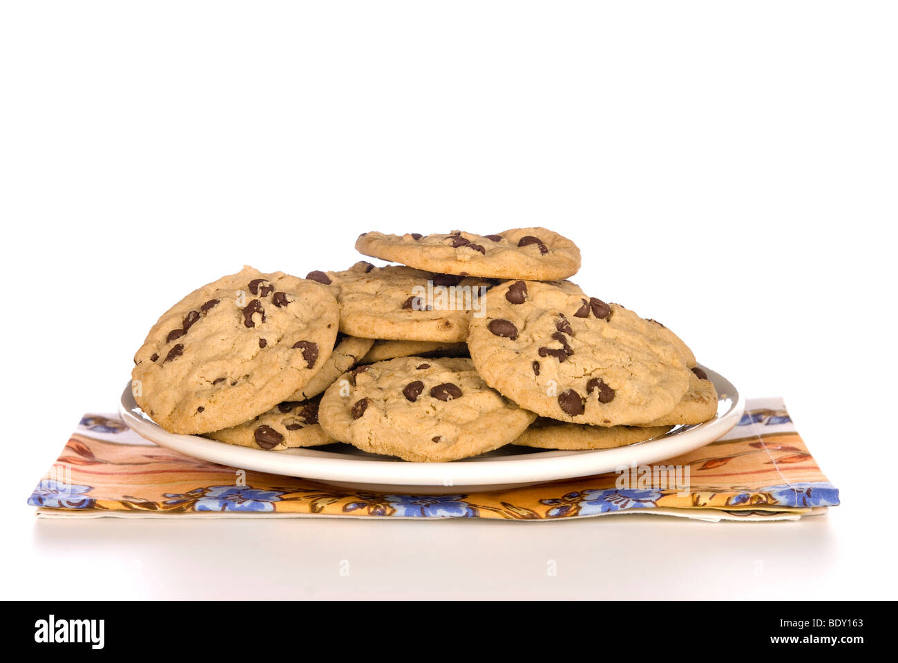 Une assiette de cookies aux pépites de chocolat avec un fond blanc. Banque D'Images