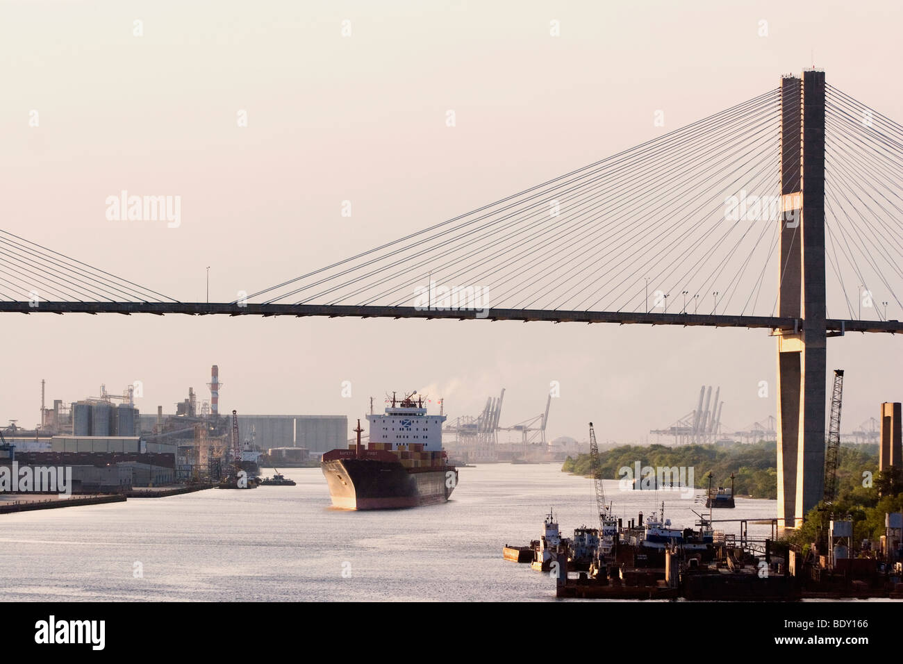 Le SMC Colombie container ship navigue sous le Talmadge Memorial Bridge sur la rivière Savannah Banque D'Images