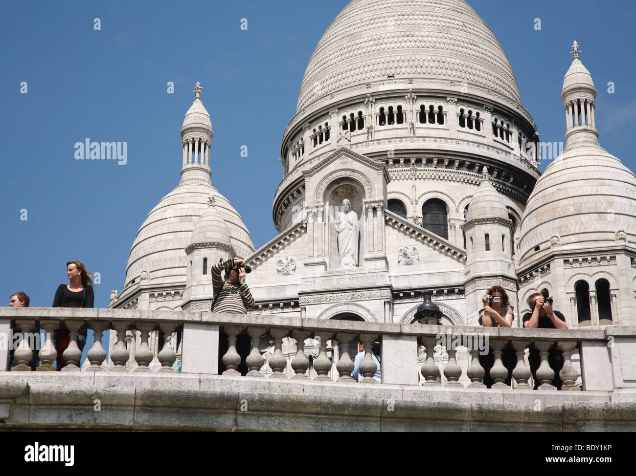 Les touristes profiter de la vue du Sacré-Cœur, Paris, France Banque D'Images