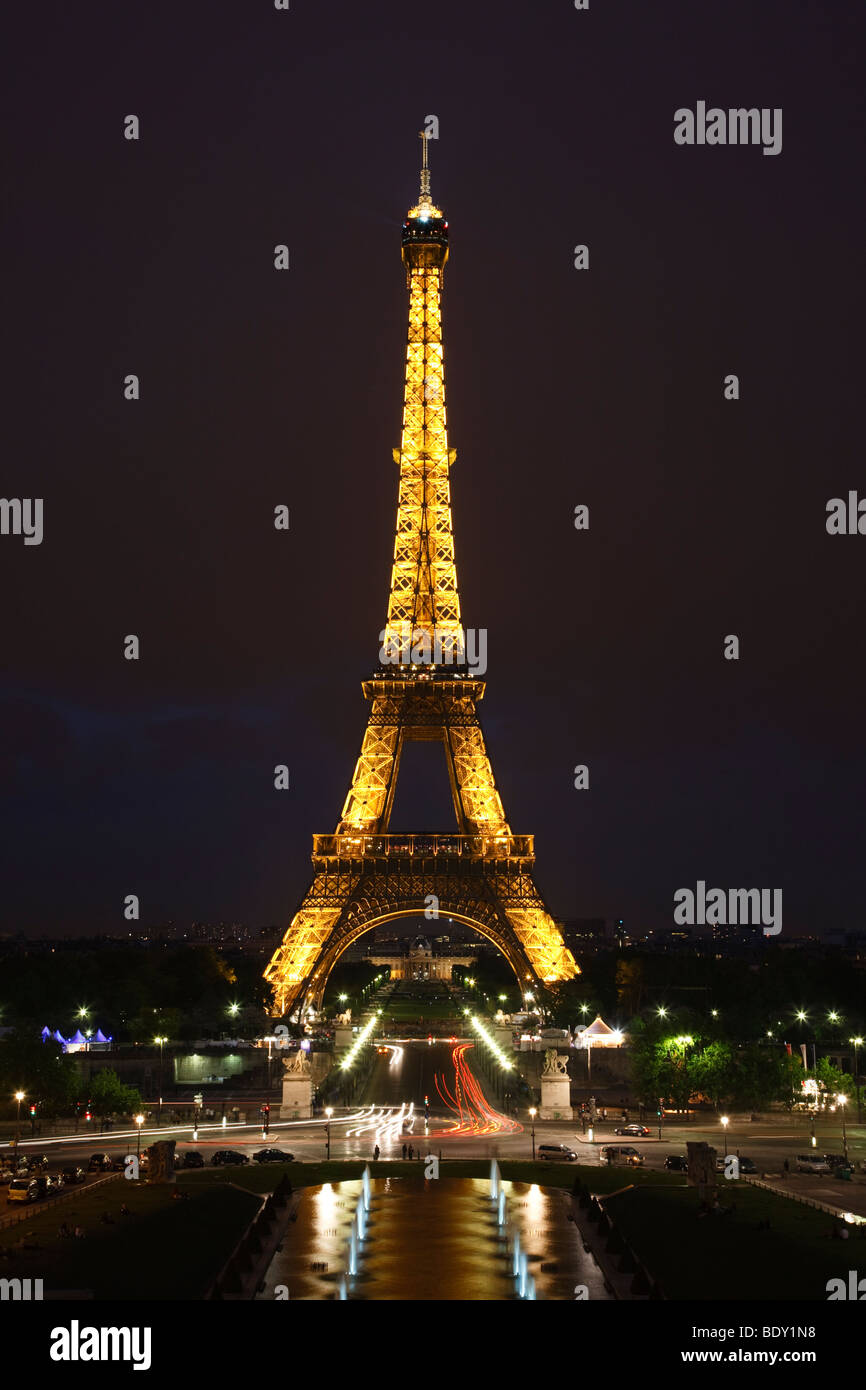 La nuit illuminations de la Tour Eiffel à Paris, France Banque D'Images