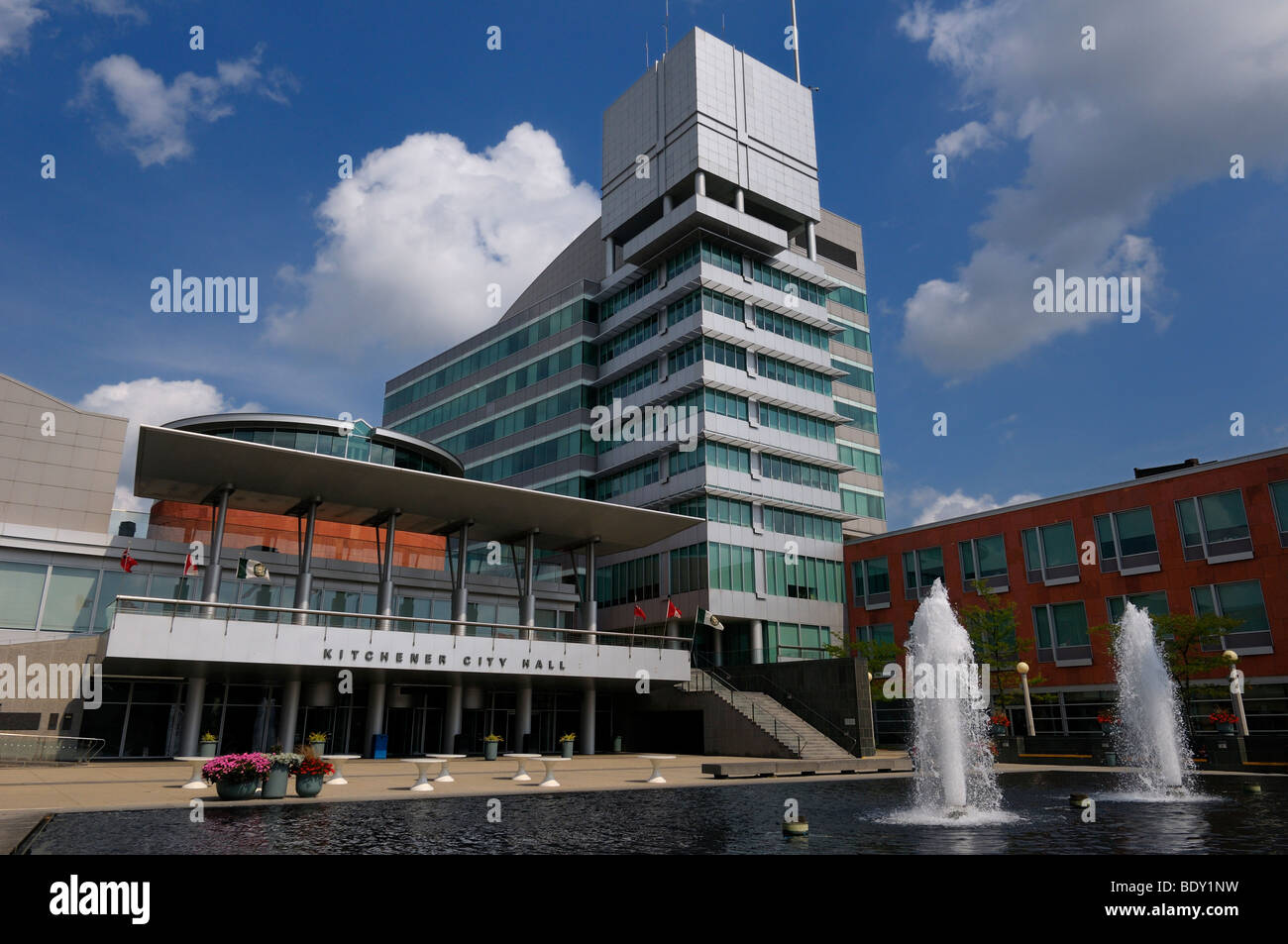 L'architecture moderne des bâtiments de l'hôtel de ville de Kitchener avec piscine et fontaine Banque D'Images