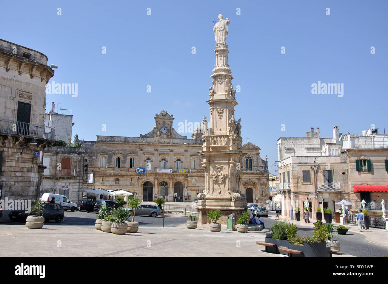 Colonna di San Oronzo, Piazza della Liberta, Vieille Ville, Ostuni, Brindisi Province, Région des Pouilles, Italie Banque D'Images