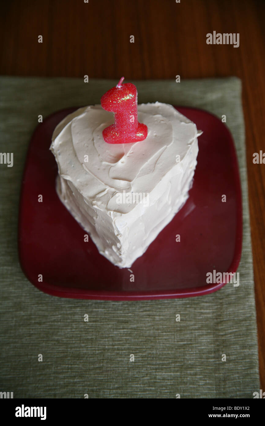 Premier anniversaire de l'enfant gâteau en forme de cœur. Banque D'Images