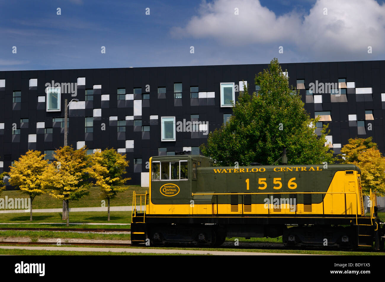 Jaune Vert waterloo historique central railway train voiture moderne avec la physique théorique de l'Institut Perimeter building canada Kitchener Waterloo Banque D'Images