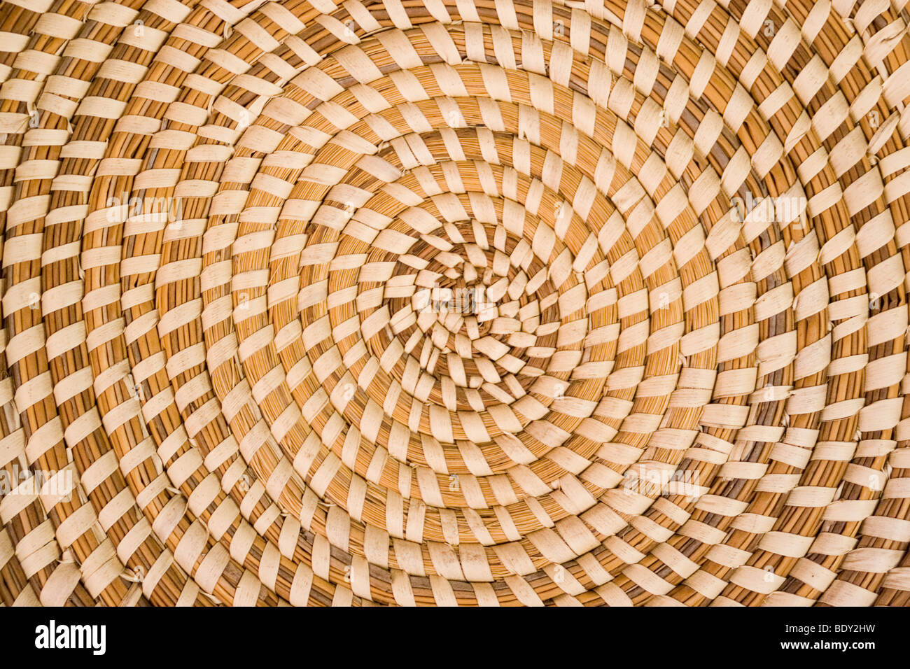 Motif de cercles concentriques d'un panier dans le style tissé par les esclaves afro-américains de Boone Hall Plantation en Caroline du Sud Banque D'Images