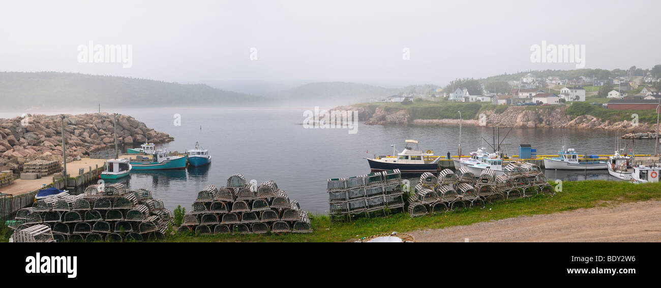 Panorama des casiers à homard et des bateaux de pêche dans le brouillard météo à Neils Harbour Village sur l'île du Cap-Breton, Nouvelle-Écosse Canada Banque D'Images