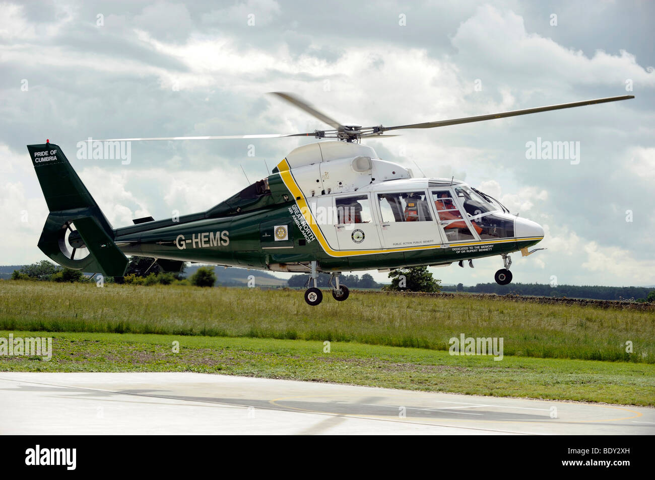 La fierté de Cumbria Grand Nord Air Ambulance GNAA est brouillé de base il Langwathby. Dave Young pilote aux commandes Banque D'Images