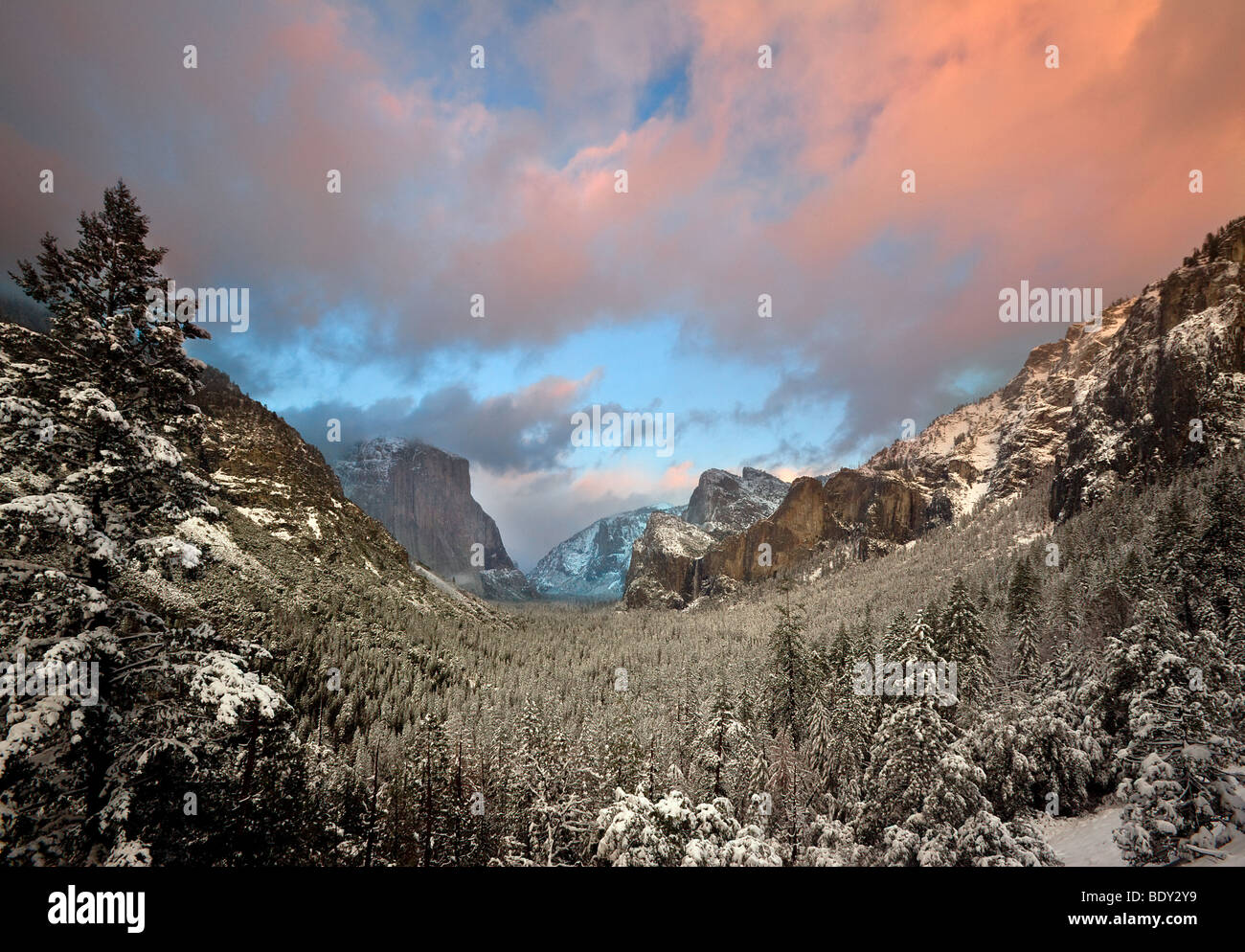 Coucher du soleil réchauffe les cumulus sur la vallée Yosemite pendant une tempête hivernale de compensation. Yosemite National Park, California, USA. Banque D'Images