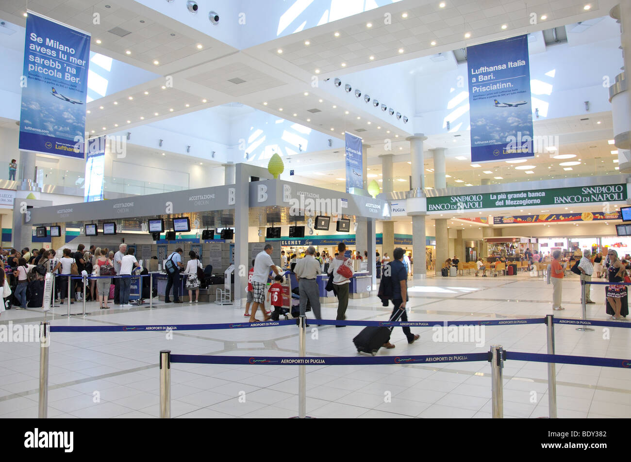 Vue intérieure du terminal, aéroport international de Bari, Bari, région des Pouilles, Italie Banque D'Images