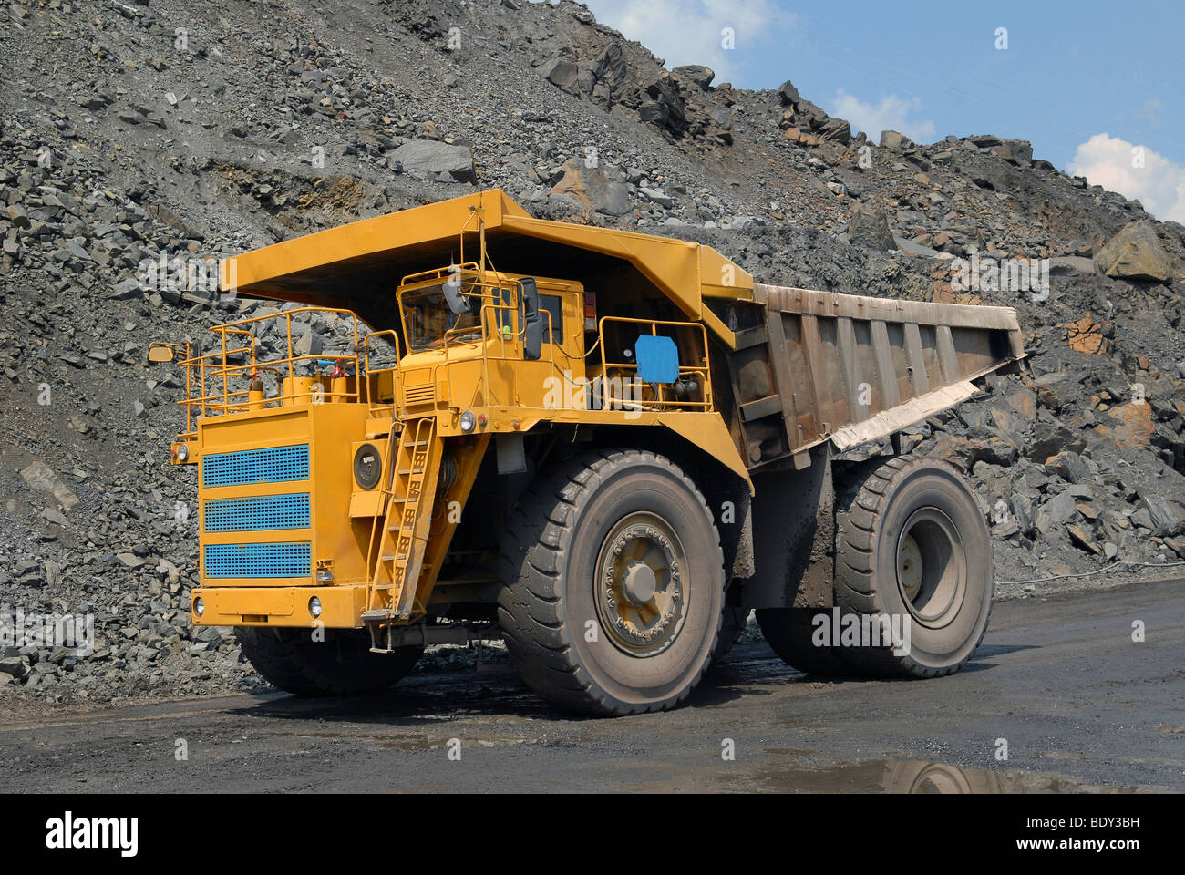 Les gros camions transporter le minerai de fer en carrière Banque D'Images